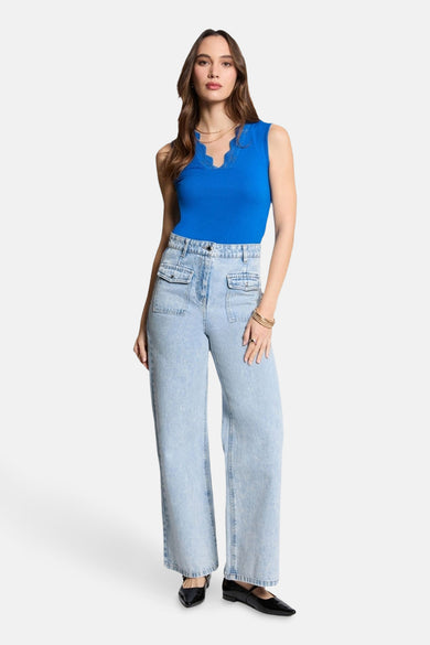 Blauw mouwloos topje van Morgan de Toi met kanten halslijn, gedragen met een high-waisted jeans.