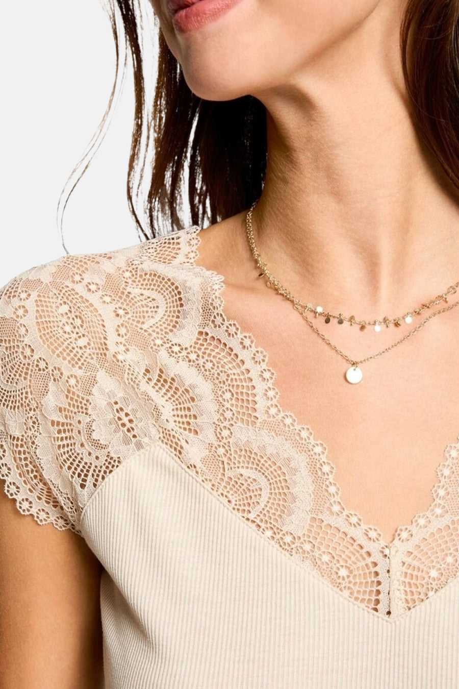 Top sans manches beige de Morgan de Toi orné de dentelle florale à l'encolure et épaules, avec double collier doré.
