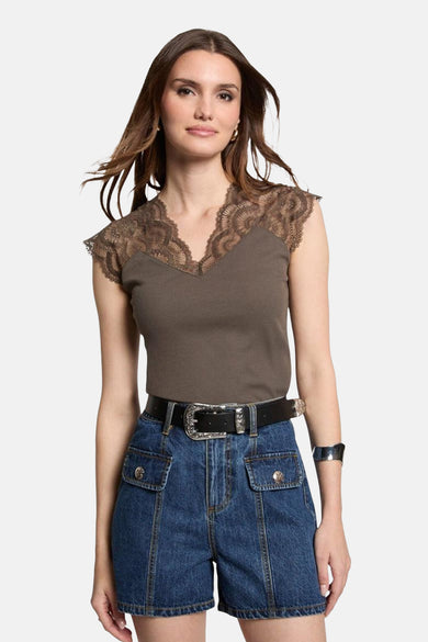 Top kaki sans manches de Morgan de Toi avec dentelle à l'encolure en V, porté avec short en jean et ceinture noire.
