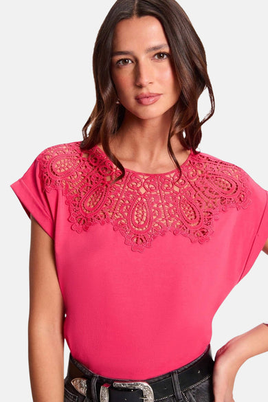 Blouse rose à manches courtes de Morgan de Toi avec empiècement en dentelle décorative à l'encolure.