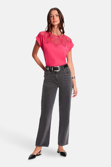 Chemisier rose à manches courtes de Morgan de Toi avec dentelle au col, porté avec un jean gris et des ballerines noires.
