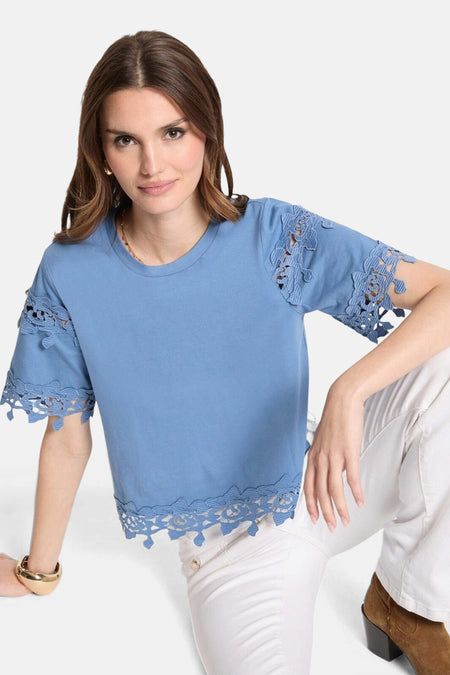 Blauw T-shirt met korte mouwen van Morgan de Toi met decoratieve kanten details.