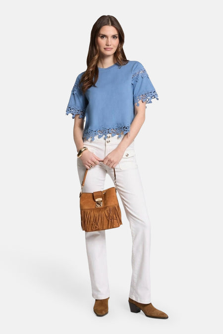 Blauw T-shirt met korte mouwen van Morgan de Toi, met kanten details aan de mouwen en zoom.