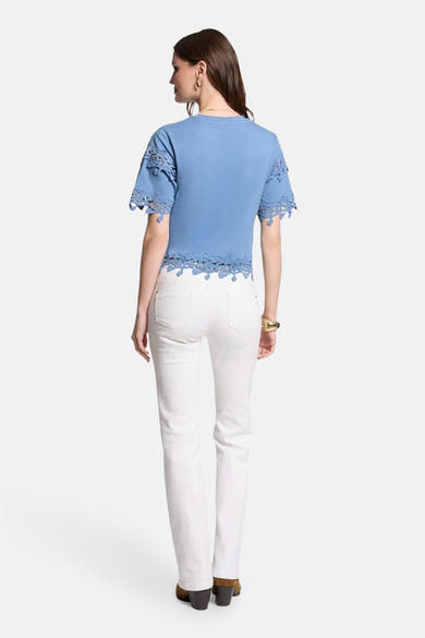 T-shirt bleu à manches courtes de Morgan de Toi avec des détails en dentelle décoratifs.