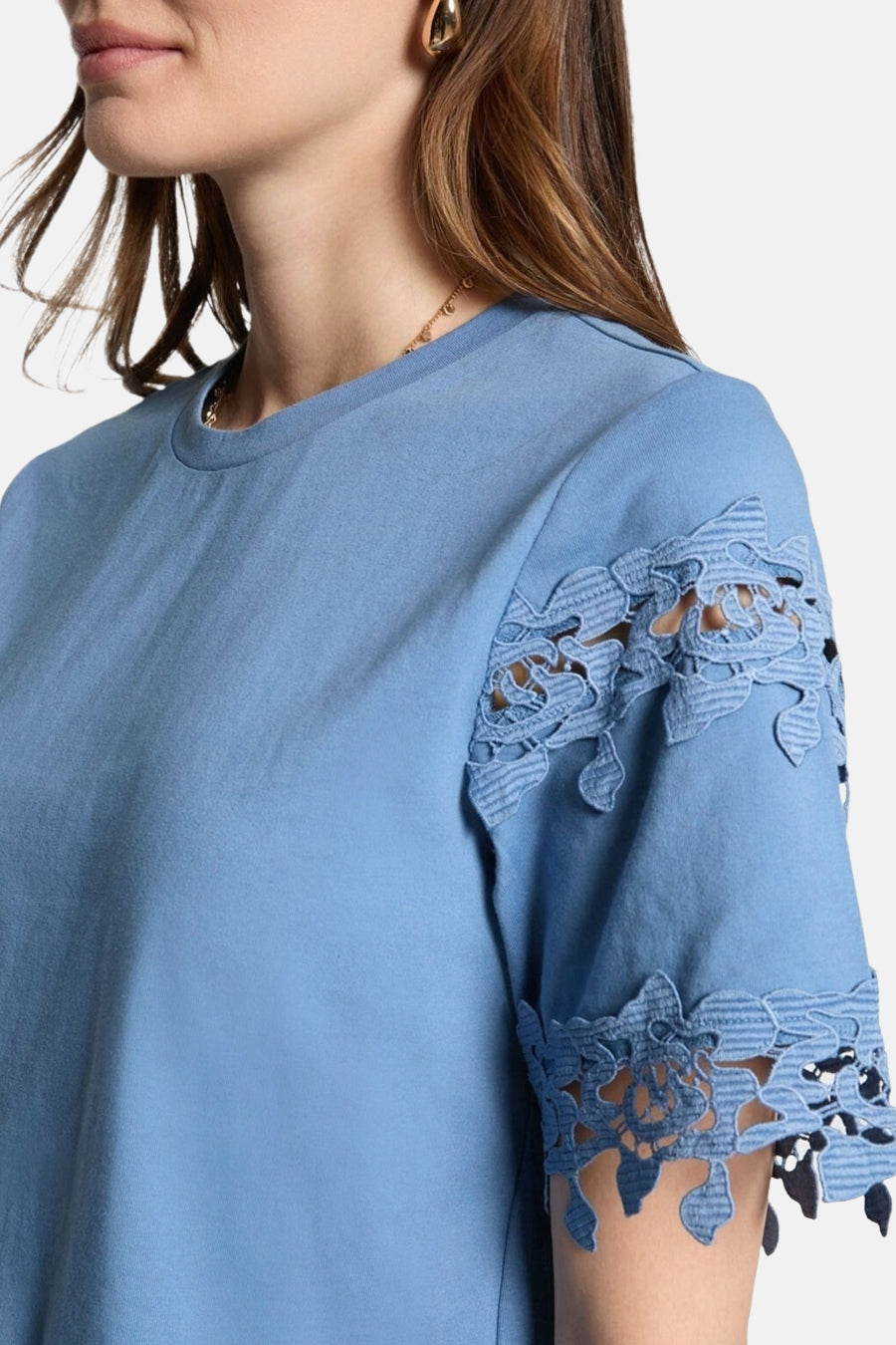 Blauw T-shirt met korte mouwen van Morgan de Toi met bloemenkanten detail op de schouder.