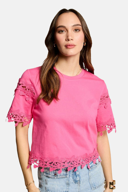 Roze T-shirt met korte mouwen van Morgan de Toi met bloemenkanten afwerking.