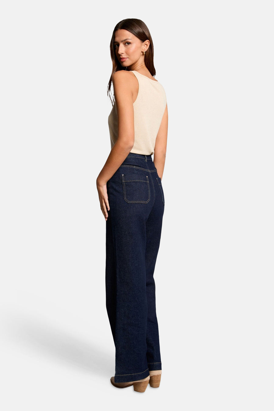 Beige top van Morgan de Toi, gedragen met een marineblauwe high-waisted jeans en bruine suède hakken.