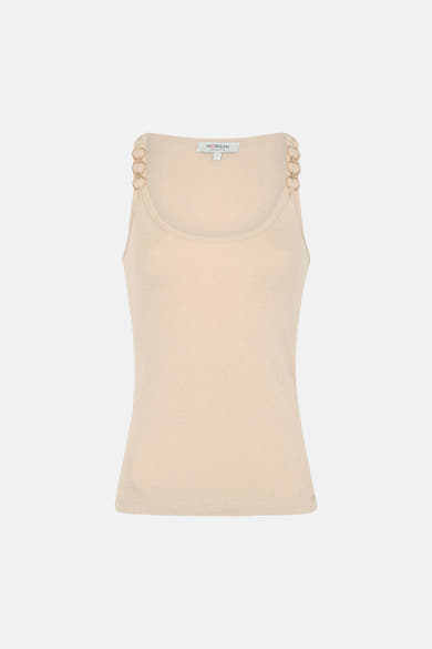 Beige top van Morgan de Toi met decoratieve gouden ringen op de schouderbandjes.