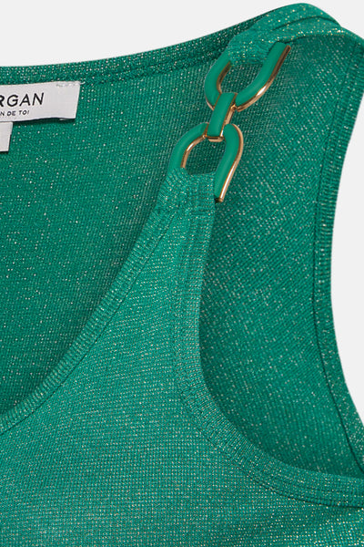Top vert à mailles scintillantes de Morgan de Toi, avec détail de chaînes décoratives vertes et dorées.
