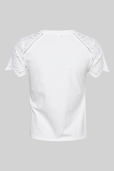T-shirt blanc à manches courtes de Morgan de Toi avec détails en dentelle sur les manches.