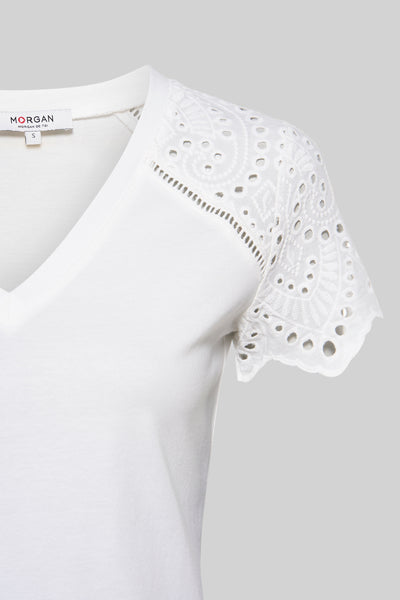 T-shirt blanc à manches courtes de Morgan de Toi avec détails en dentelle ajourée.