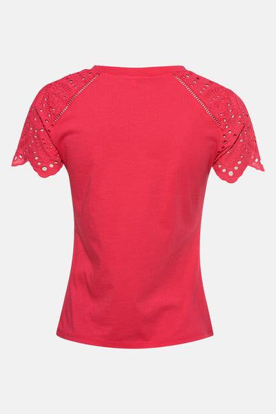 T-shirt rose à manches courtes de Morgan de Toi avec détail ajouré sur les manches.