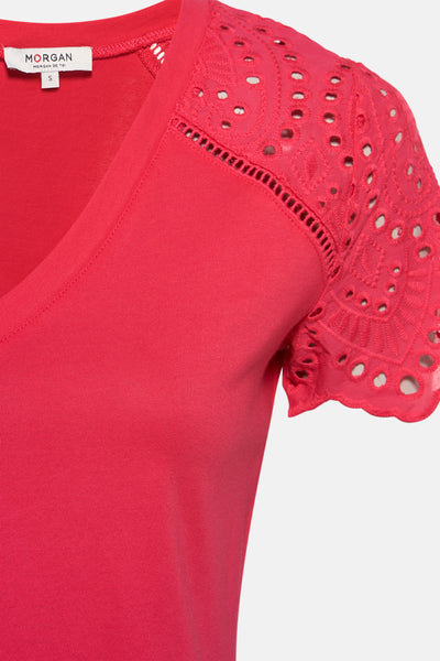 Roze T-shirt met korte mouwen van Morgan de Toi, met geborduurde uitgesneden details op de schouders.