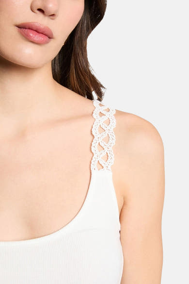 Top blanc à fines bretelles de Morgan de Toi avec détail en dentelle crochetée à l'épaule.
