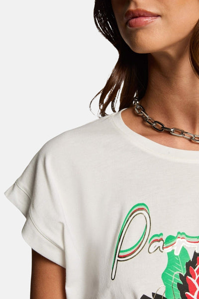 Wit T-shirt met korte mouwen van Morgan de Toi met een bloemenprint, gedragen met een ketting.