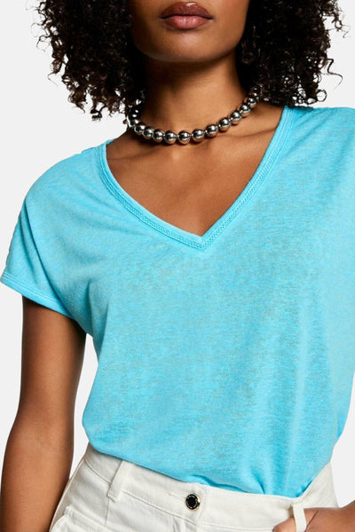 Blauw T-shirt met korte mouwen van Morgan de Toi met een V-hals en een zilveren ketting.