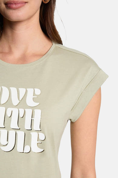 T-shirt vert à manches courtes de Morgan de Toi, avec inscription blanche stylisée et ourlet aux manches.