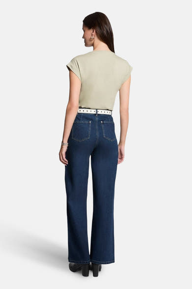 T-shirt vert à manches courtes de Morgan de Toi, porté avec un jean taille haute et une ceinture blanche.
