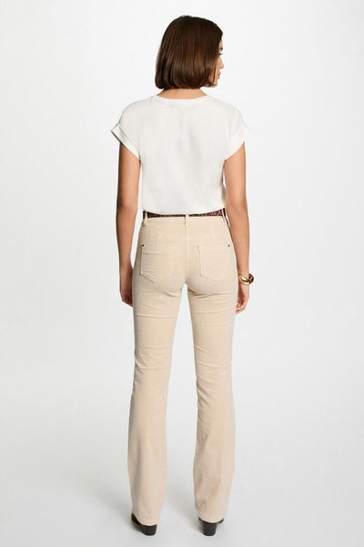 T-shirt à manches courtes blanc de Morgan de Toi, porté avec un pantalon en velours côtelé beige et une ceinture léopard.