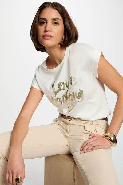 T-shirt blanc à manches courtes de Morgan de Toi avec l'inscription « love today » en doré.
