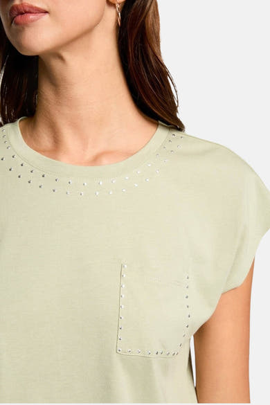 Groen T-shirt met korte mouwen van Morgan de Toi met strass rond de halslijn en op het borstzakje.