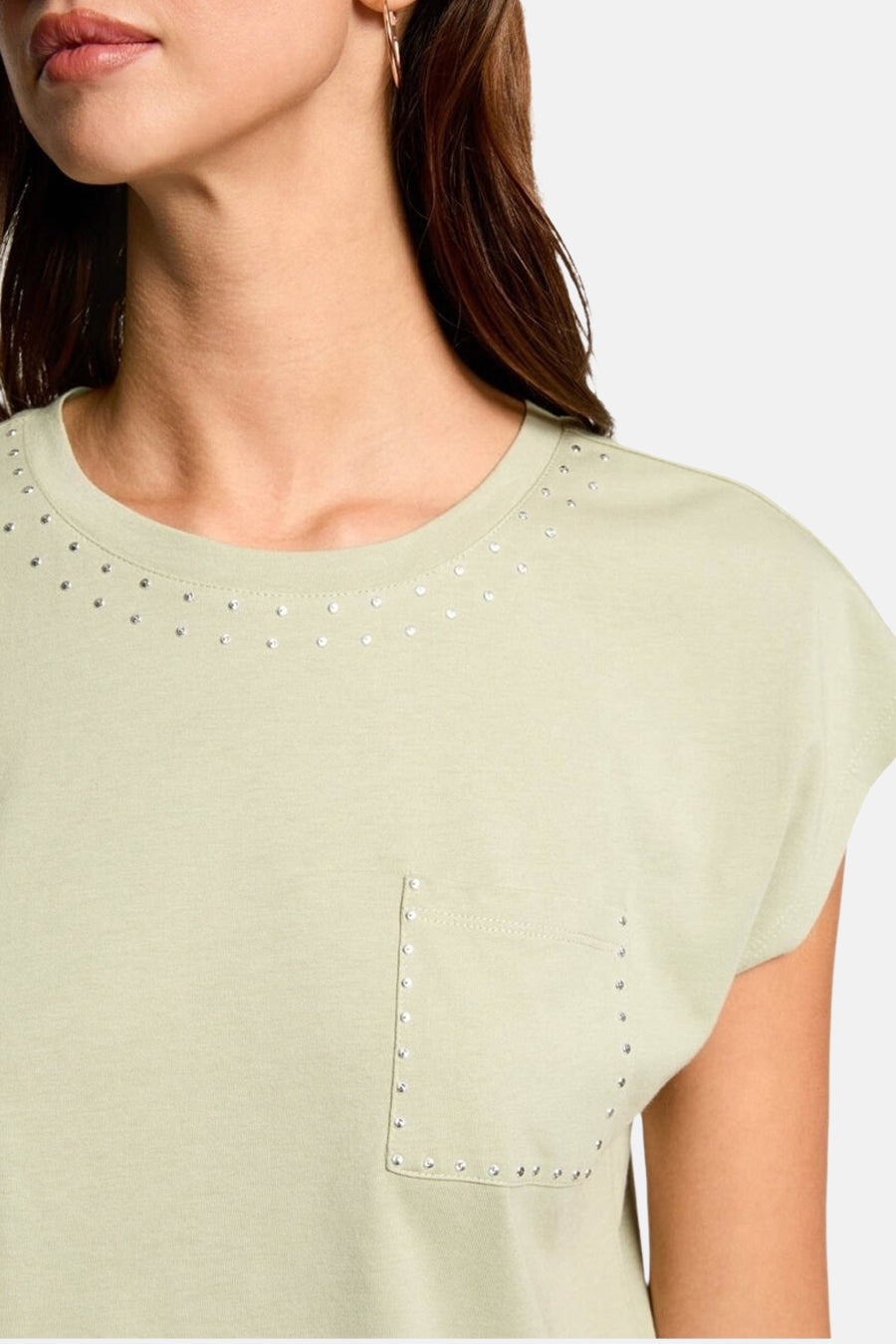 Groen T-shirt met korte mouwen van Morgan de Toi met strass rond de halslijn en op het borstzakje.