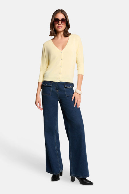Cardigan jaune en maille fine de Morgan de Toi, à col en V, manches 3/4 et boutons décoratifs.