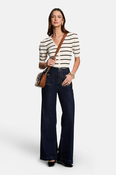 Beige T-shirt met zwarte strepen van Morgan de Toi, gedragen met een wijde jeans en een schoudertas.