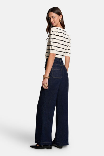 Beige T-shirt met zwarte strepen van Morgan de Toi, gedragen met een wijde high-waist jeans.