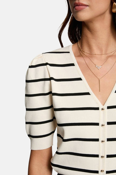 Beige gestreept T-shirt van Morgan de Toi met korte pofmouwen en V-hals, gedragen met gouden kettingen.