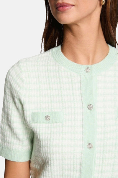 Cardigan vert à carreaux de Morgan de Toi, avec manches courtes, boutons décoratifs et poche plaquée.
