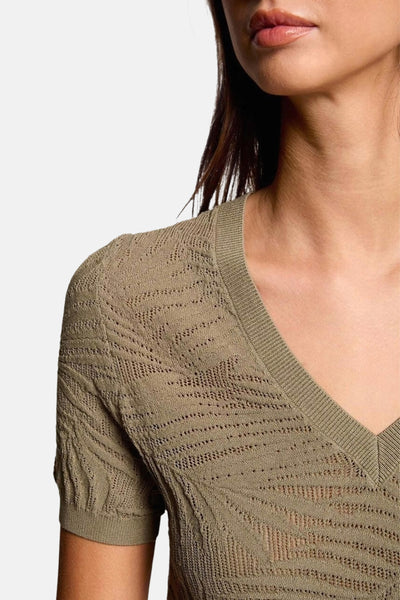 Pull à col en V kaki de Morgan de Toi, en maille ajourée à motifs, coupe ajustée.