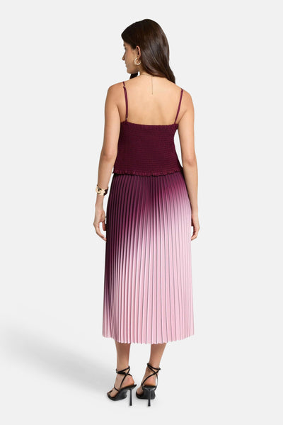 Top sans manches bordeaux de Morgan de Toi, avec une texture smockée et une jupe plissée ombrée rose.