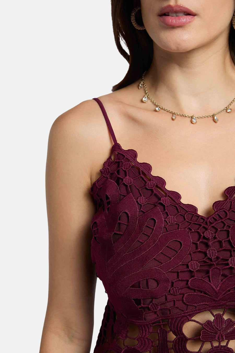 Top sans manches bordeaux de Morgan de Toi, en dentelle florale avec bretelles fines et encolure en V.