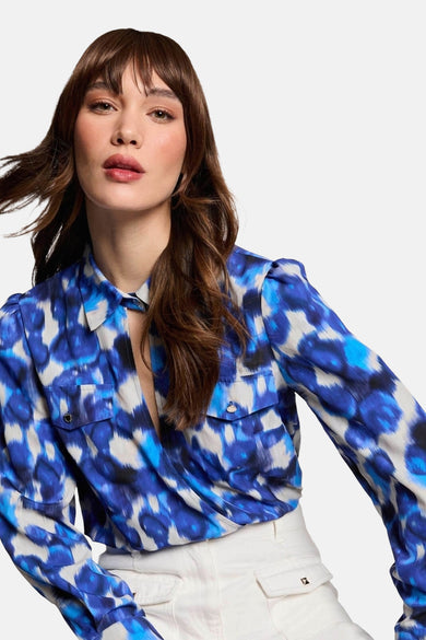 Blauwe blouse met lange mouwen van Morgan de Toi, met een blauw-wit bloemenpatroon.