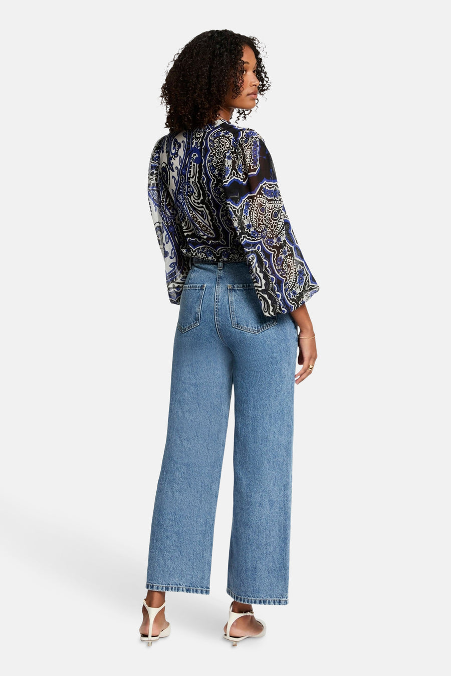 Chemisier bleu à manches longues de Morgan de Toi, motif cachemire, porté avec un jean taille haute.