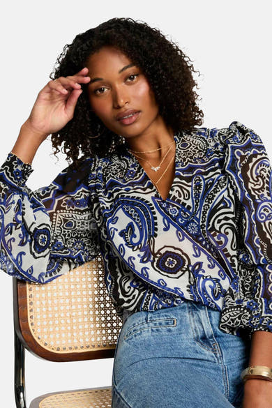 Blauwe blouse met lange mouwen van Morgan de Toi, paisleyprint, gedragen met een high-waisted jeans.
