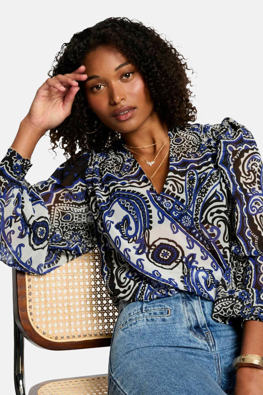 Blauwe blouse met lange mouwen van Morgan de Toi, paisleyprint, gedragen met een high-waisted jeans.