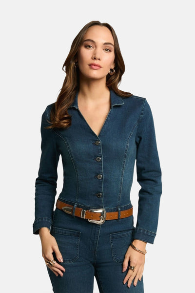 Donkerblauwe denim overall van Morgan de Toi, met bruine riem met zilveren gesp.