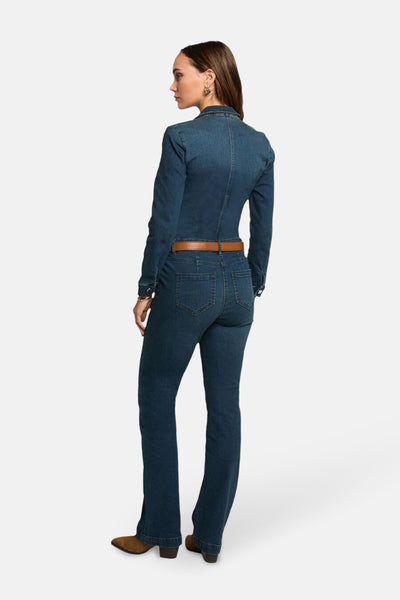 Donkerblauwe denim overall van Morgan de Toi, met een bruine riem, van achteren gezien.