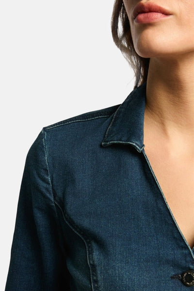 Donkerblauwe denim overall van Morgan de Toi met een tailleurkraag en gestructureerde details.