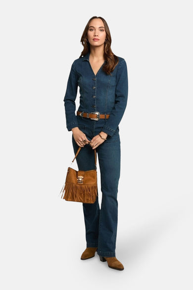 Donkerblauwe denim overall van Morgan de Toi met bruine riem en franjetas.