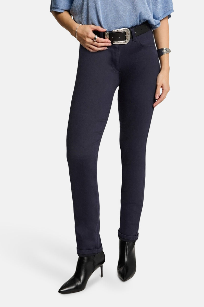 Gekleurde blauwe jeans van Morgan de Toi, gedragen met een glanzend blauw topje en zwarte stiletto enkellaarsjes.