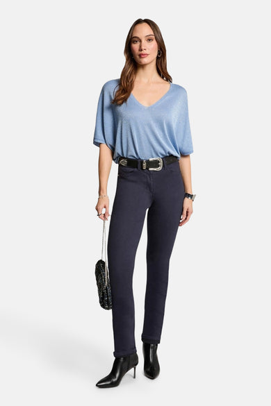 Gekleurde blauwe jeans van Morgan de Toi, gedragen met een blauwe top en zwarte naaldhak enkellaarsjes.