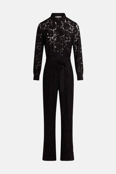 Zwarte jumpsuit van Morgan de Toi met kant, riem en lange mouwen.