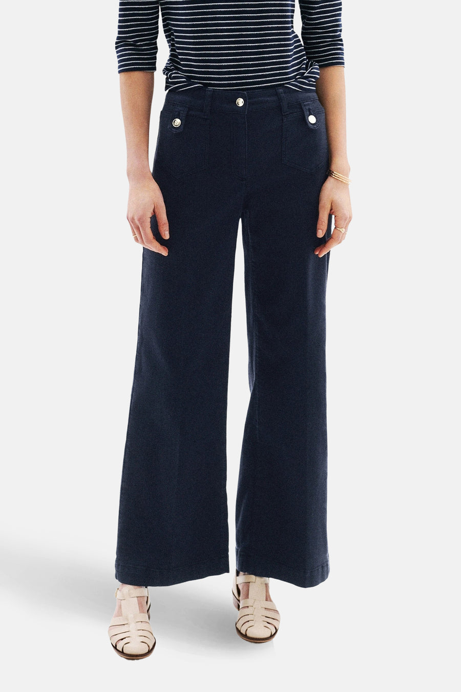 Jean coloré bleu de CAROLL, avec des poches à boutons et une coupe ample.