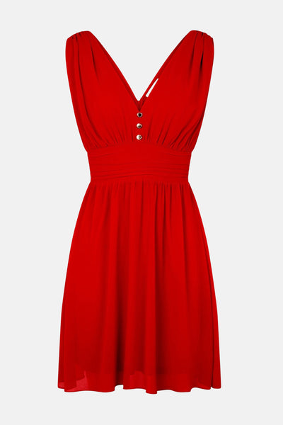 Robe rouge de Morgan de Toi avec col en V, trois boutons dorés et taille froncée.