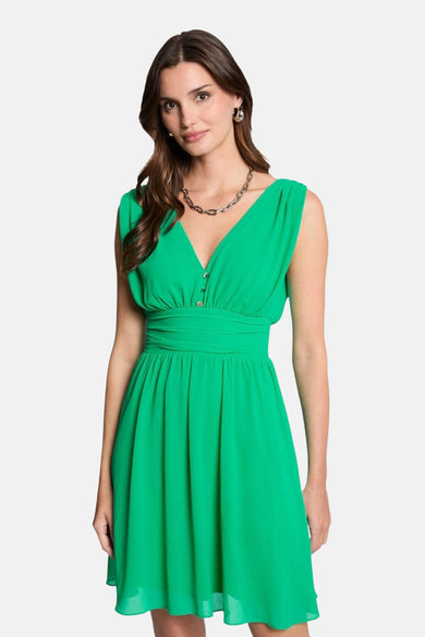 Robe courte verte de Morgan de Toi, coupe évasée, décolleté en V et boutons décoratifs.