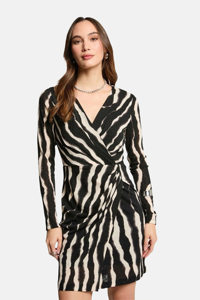 Robe noire à manches longues de Morgan de Toi avec motif zébré et col cache-cœur.