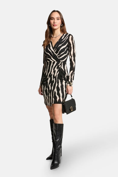 Robe noire imprimée zèbre à manches longues de Morgan de Toi, portée avec des bottes et un sac à main noirs.
